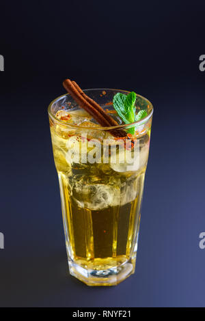 Apple, cinnamone und Tonic Limonade Stockfoto
