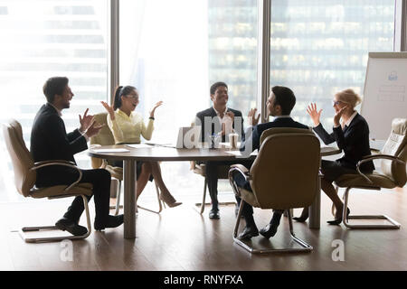 Aufgeregt diverse Team Vorstand Geschäftsführung feiern Erfolg im Büro Stockfoto