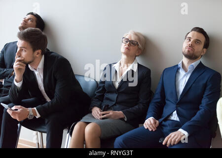 Verschiedene Bewerber erhalten in der Warteschlange warten auf Job Interview langweilig Stockfoto