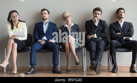 Verschiedene Bewerber wartet, Vorbereitung Vorstellungsgespräch Stockfoto