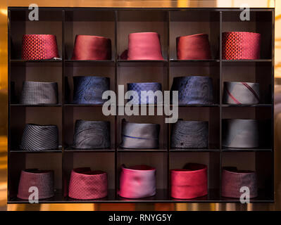 Blick auf unterschiedliche Farben Riegel in der Vitrine. Stockfoto