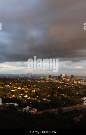 Wolken Rahmen die Stadt der Los Angeles nach einem Regensturm aus dem Ozean zu bergen, fotografiert aus dem Getty Center art Komplex. Stockfoto