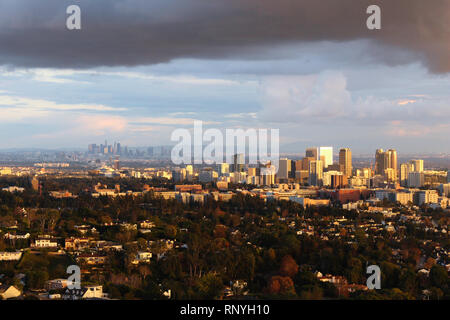 Wolken Rahmen die Stadt der Los Angeles nach einem Regensturm aus dem Ozean zu bergen, fotografiert aus dem Getty Center art Komplex. Stockfoto