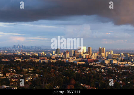 Wolken Rahmen die Stadt der Los Angeles nach einem Regensturm aus dem Ozean zu bergen, fotografiert aus dem Getty Center art Komplex. Stockfoto