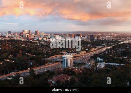 Wolken Rahmen die Stadt der Los Angeles nach einem Regensturm aus dem Ozean zu bergen, fotografiert aus dem Getty Center art Komplex. Stockfoto