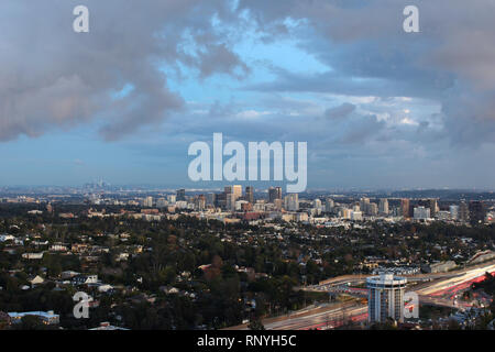 Wolken Rahmen die Stadt der Los Angeles nach einem Regensturm aus dem Ozean zu bergen, fotografiert aus dem Getty Center art Komplex. Stockfoto