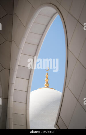 DUBAI, VAE - 17. Februar 2018: Sheikh Zayed Moschee in Abu Dhabi, Vereinigte Arabische Emirate Stockfoto