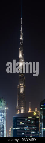 DUBAI, VAE - 17. Februar 2018: Vertikale Panorama des Burj Dubai, dem höchsten Gebäude der Welt, Dubai bei Nacht Stockfoto