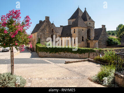 Saint Genies ist ein schönes; Dorf zwischen Montignac und Sarlat. In der Mitte des Dorfes ist ein schönes Ensemble aus der Kirche von Notre Stockfoto