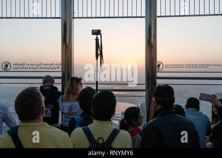 DUBAI, VAE - 17. Februar 2018: Touristen schauen Sie bei Sonnenaufgang auf der Aussichtsplattform an der Spitze des Burj Dubai - höchstes Gebäude der Welt, United Ar Stockfoto