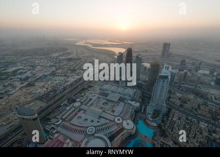 DUBAI, VAE - 17. Februar 2018: Sonnenaufgang Blick vom Burj Khalifa Tower, Dubai, VAE Stockfoto