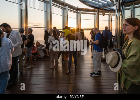 DUBAI, VAE - 17. Februar 2018: Touristen schauen Sie bei Sonnenaufgang auf der Aussichtsplattform an der Spitze des Burj Dubai - höchstes Gebäude der Welt, United Ar Stockfoto