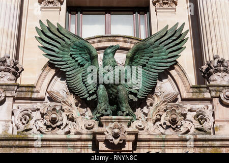 Kaiser Pavillon des Palais Garnier mit einer Bronzeskulptur eines französischen Napoleonischen Reichsadler über der Tür, Paris, Frankreich Stockfoto