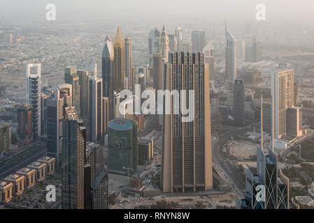 DUBAI, VAE - 17. Februar 2018: Luftaufnahme von Downtown Dubai - Blick vom Burj Khalifa Tower Stockfoto