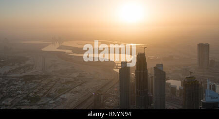 DUBAI, VAE - Februar 17, 2018: Auf der Suche aus dem Burj Khalifa und fernen Wüste Dunst bei Sonnenaufgang, Dubai, VAE Stockfoto