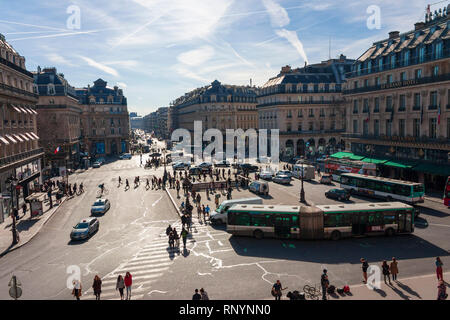 Mit Blick auf die Place de l'Opéra vom Palais Garnier, Paris, Frankreich Stockfoto