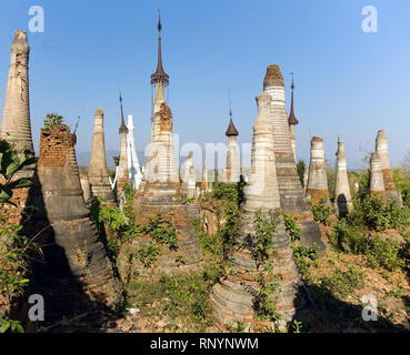 Shwe Inn Thein Paya, Indein, (nyaungshwe), Inle See, Shan Staat, Myanmar (Birma). Wetter gegerbten Buddhistischen zedi im 17. und 18. Jahrhundert Stockfoto