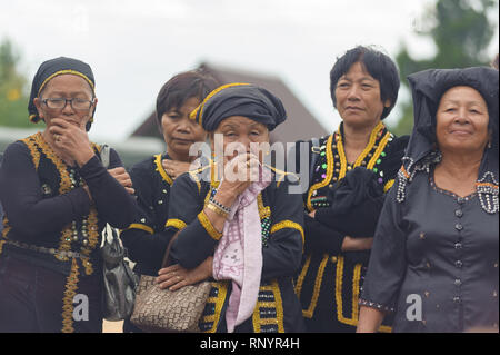 Kundasang Sabah, Malaysia - Apr 3, 2015: Dusun ethnischen Schamane Vollführung ritueller der Geist des Akinabalu Hüter des Mount Kinabalu zu beschwichtigen. Stockfoto