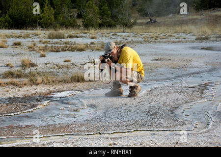 WY 03826-00 ... WYOMING - Tom Kirkendall fotografieren der Muster durch die bauchige Sinter entlang einer Stichwahl Creek von einer heißen Quelle erstellt am rustikalen Gr Stockfoto