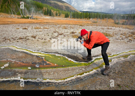 WY 03836-00 ... WYOMING - Tom Kirkendall Fotografieren des Abflusses von einer heißen Quelle in der rustikalen Gruppe Bereich des Herzens See thermischen Bereich in der backco Stockfoto