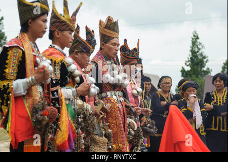 Kundasang Sabah, Malaysia - Apr 3, 2015: Dusun ethnischen Schamane Vollführung ritueller der Geist des Akinabalu Hüter des Mount Kinabalu zu beschwichtigen. Stockfoto