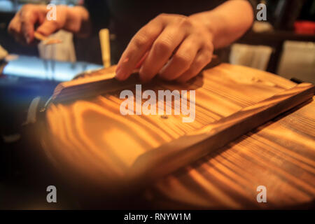 Die verschwommenes Bild der traditionellen Holz- Reis Topf Deckel im japanischen Stil Restaurant. Stockfoto