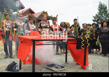 Kundasang Sabah, Malaysia - Apr 3, 2015: Dusun ethnischen Schamane Vollführung ritueller der Geist des Akinabalu Hüter des Mount Kinabalu zu beschwichtigen. Stockfoto