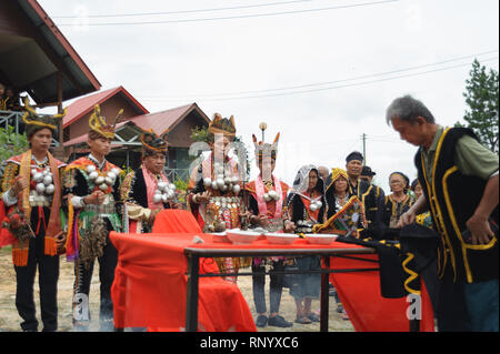 Kundasang Sabah, Malaysia - Apr 3, 2015: Dusun ethnischen Schamane Vollführung ritueller der Geist des Akinabalu Hüter des Mount Kinabalu zu beschwichtigen. Stockfoto