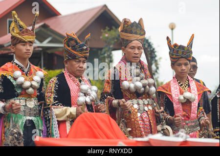 Kundasang Sabah, Malaysia - Apr 3, 2015: Dusun ethnischen Schamane Vollführung ritueller der Geist des Akinabalu Hüter des Mount Kinabalu zu beschwichtigen. Stockfoto