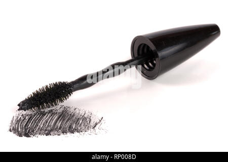 Schwarze Wimperntusche auf weißem Hintergrund Makro isoliert. Stockfoto