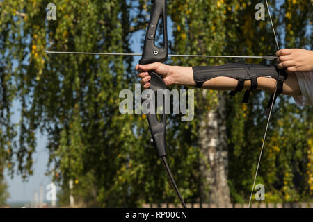 Der Mann schießt vom Bug. Close-up. Praxis des Bogenschießens Stockfoto