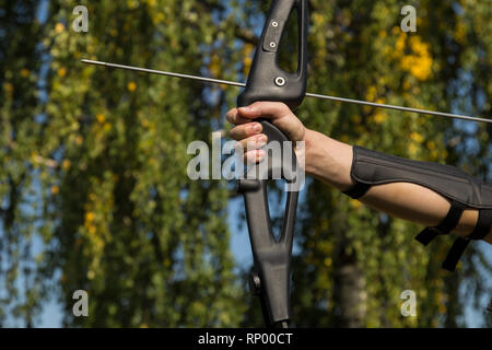 Der Mann schießt vom Bug. Close-up. Praxis des Bogenschießens Stockfoto