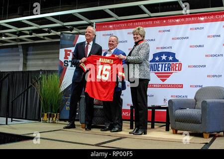 Topeka, Kansas, USA, 16. Februar 2019 Senator Jerry Moran klatscht wie Sean Spicer hält eine Kansas City Football Jersey Häuptlinge mit Patrick Mahomes des Chief quarterback Name auf es als Robba Moran steht an der Seite. Spicer ist ein riesiger New England Patriots Fan und war das Jersey als Witz Geschenk an der jährlichen GOP-Übereinkommens Stockfoto