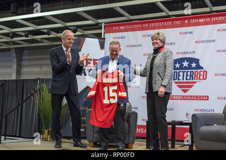 Topeka, Kansas, USA, 16. Februar 2019 Senator Jerry Moran klatscht wie Sean Spicer hält eine Kansas City Football Jersey Häuptlinge mit Patrick Mahomes des Chief quarterback Name auf es als Robba Moran steht an der Seite. Spicer ist ein riesiger New England Patriots Fan und war das Jersey als Witz Geschenk an der jährlichen GOP-Übereinkommens Stockfoto
