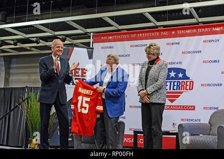 Topeka, Kansas, USA, 16. Februar 2019 Senator Jerry Moran klatscht wie Sean Spicer hält eine Kansas City Football Jersey Häuptlinge mit Patrick Mahomes des Chief quarterback Name auf es als Robba Moran steht an der Seite. Spicer ist ein riesiger New England Patriots Fan und war das Jersey als Witz Geschenk an der jährlichen GOP-Übereinkommens Stockfoto