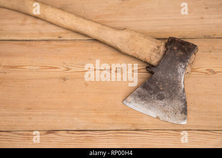 Alte ax mit einem Griff aus Holz in Holz- log stecken. Konzept für die Holzbearbeitung oder Abholzung der Wälder. Selektive konzentrieren. Stockfoto