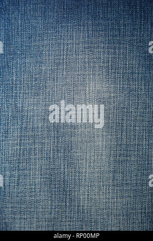 Moderne Sessel über rustikale Wand im Wohnzimmer innere Renovierung Renovierung konzeptionelle Stockfoto