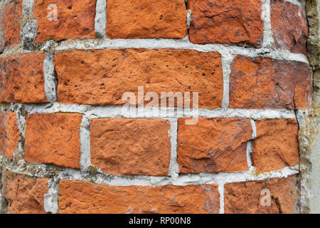 Eine Ölsäule aus rotem Backstein in einem verlassenen Herrenhaus. Close-up. Stockfoto