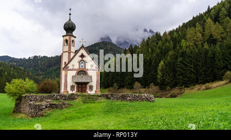 Die schöne Landschaft der Alpen. Besten alpinen Ort, St. Johann Kirche, Santa Maddalena, Val di Funes, Dolomiten, Italien Stockfoto
