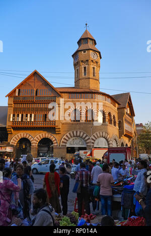 Milden Abend Licht auf Crawford Market oder Mahatma Phule Jyotirao Markt, ein Obst & Gemüse Markt in Mumbai, Indien, mit Strassenhändlern außerhalb Stockfoto