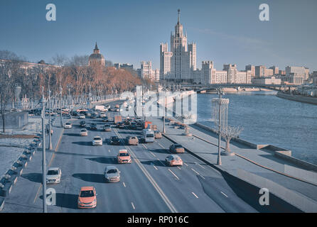 Moskau, Russland - 20 Feb 2018: Panoramablick von Moskau aus dem Park Zaryadye. Berühmte und historische Orte im Zentrum von Moskau. Bericht der Stree Stockfoto