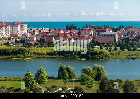 Stadtbild in der Adler-Bezirk von Sochi in Russland. Resort Stockfoto