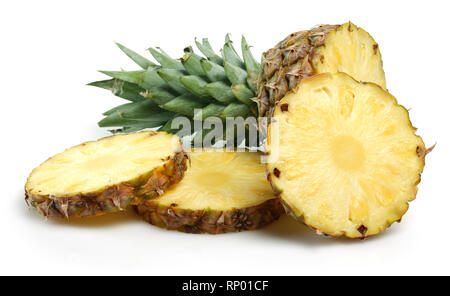 Reife Ananas Fruchtschnitten auf weißem Hintergrund Stockfoto