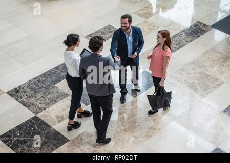 Geschäft Leute Begrüßung in der Lobby Stockfoto