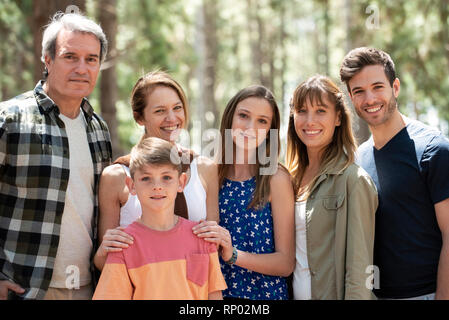 Porträt einer Familie, die in der Gesamtstruktur Stockfoto