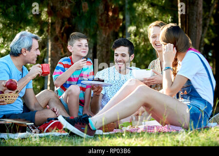 Familie in Essen beim Picknick Stockfoto