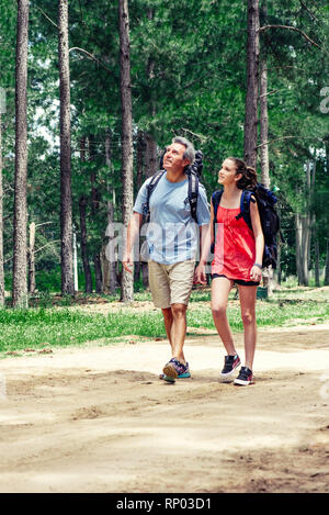 Vater und Tochter im Wald wandern Stockfoto