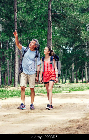 Vater und Tochter im Wald wandern Stockfoto