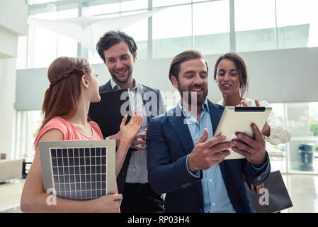 Architekten diskutieren mit jedem anderen in der Hotellobby Stockfoto