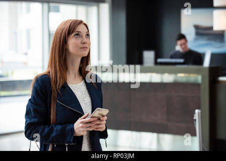 Frau im Hotel-lobby Stockfoto
